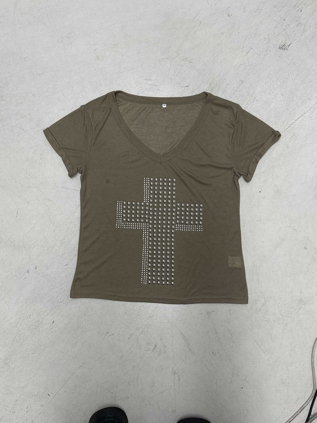 Damen V-Ausschnitt T-Shirt mit stilvollem Nieten-Dekor Echo Archiv