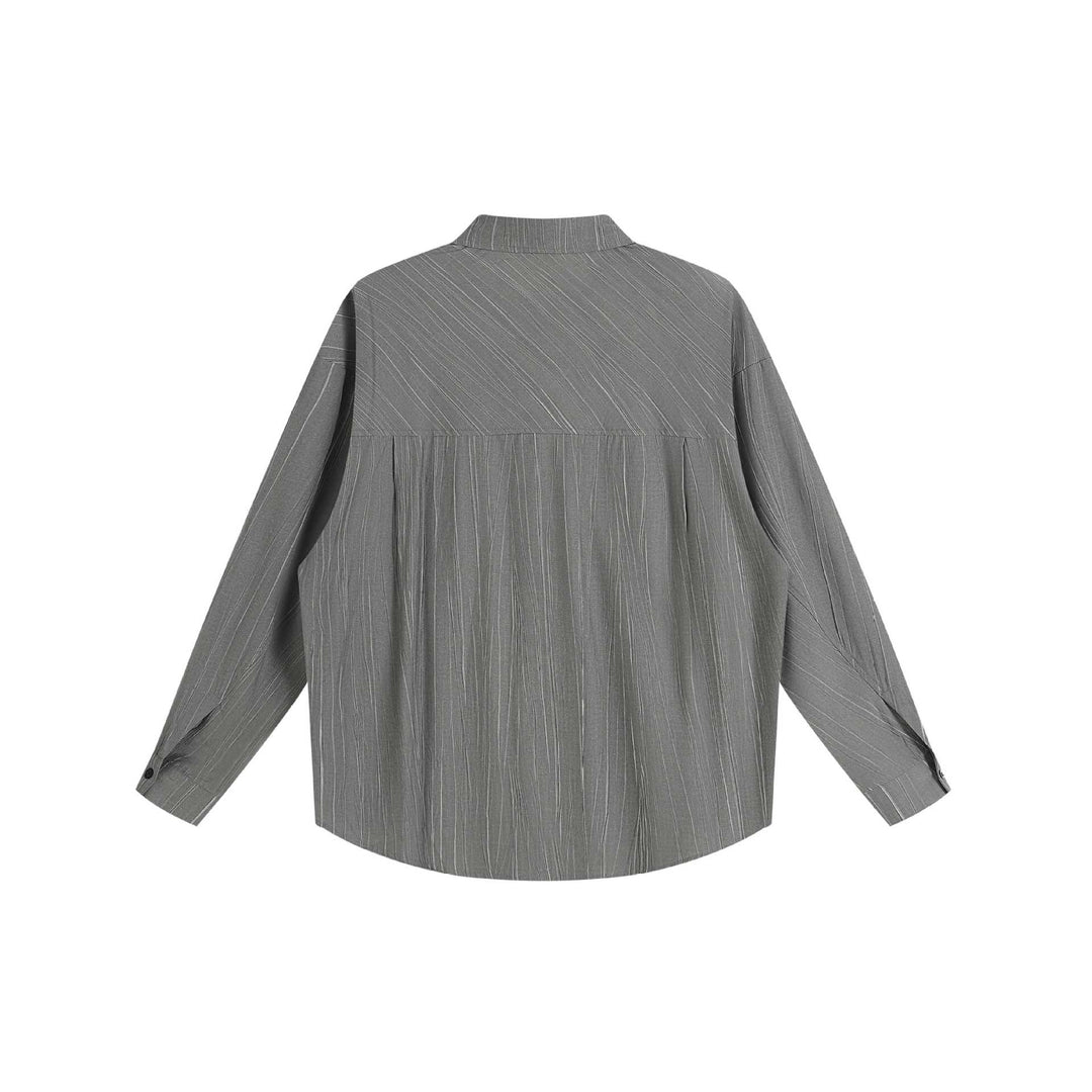Unisex Oversize Hemdjacke mit strukturierter Längsstruktur, Kentkragen und abgerundetem Saum Echoarchiv