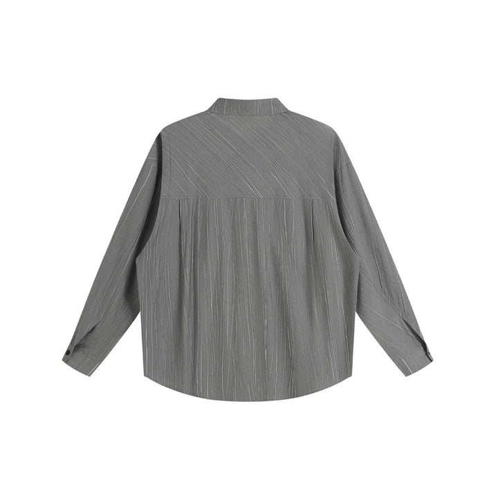 Unisex Oversize Hemdjacke mit strukturierter Längsstruktur, Kentkragen und abgerundetem Saum Echoarchiv