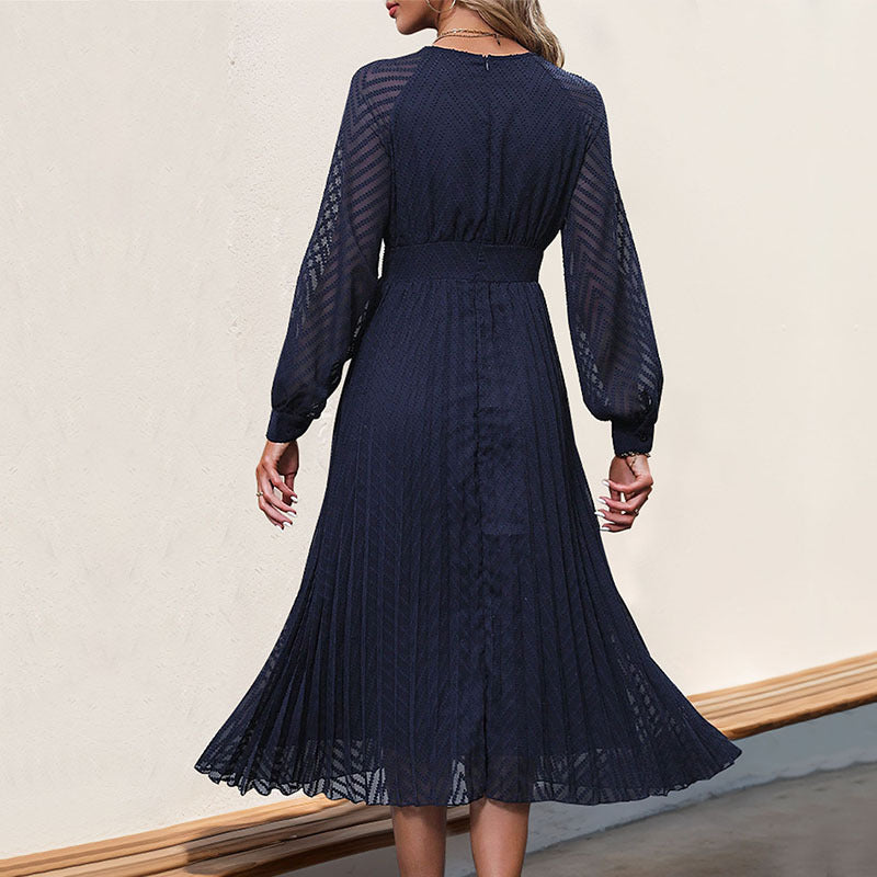 Damen Plissee Midi-Kleid mit V-Ausschnitt und langen Ärmeln Echo Archiv