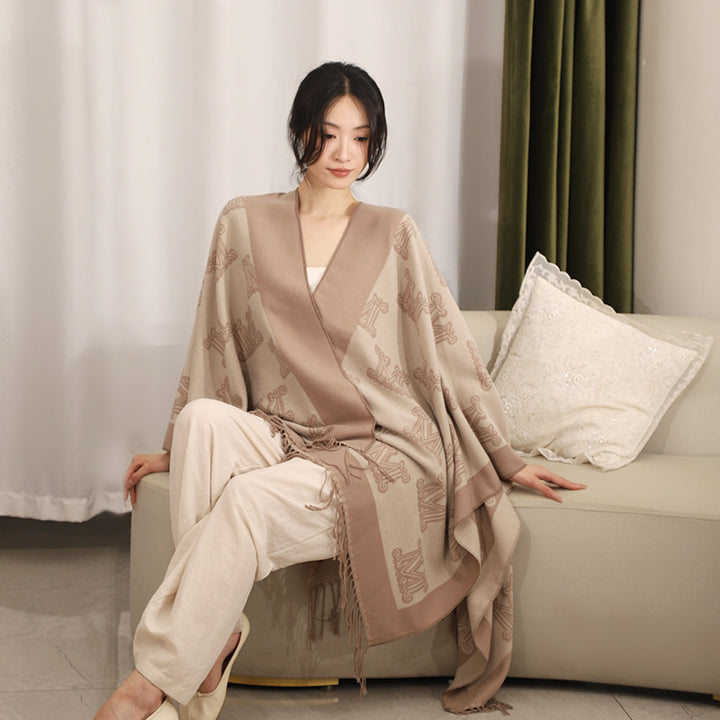 Damen Jacquard‑Monogramm‑Cape mit offenen Seiten und Fransen Echo Archiv