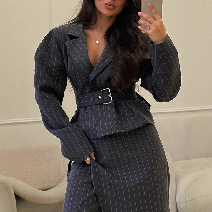 Damen Taillierter Nadelstreifen-Blazer mit schulterbetonten Ballonärmeln und Taillengürtel Echoarchiv