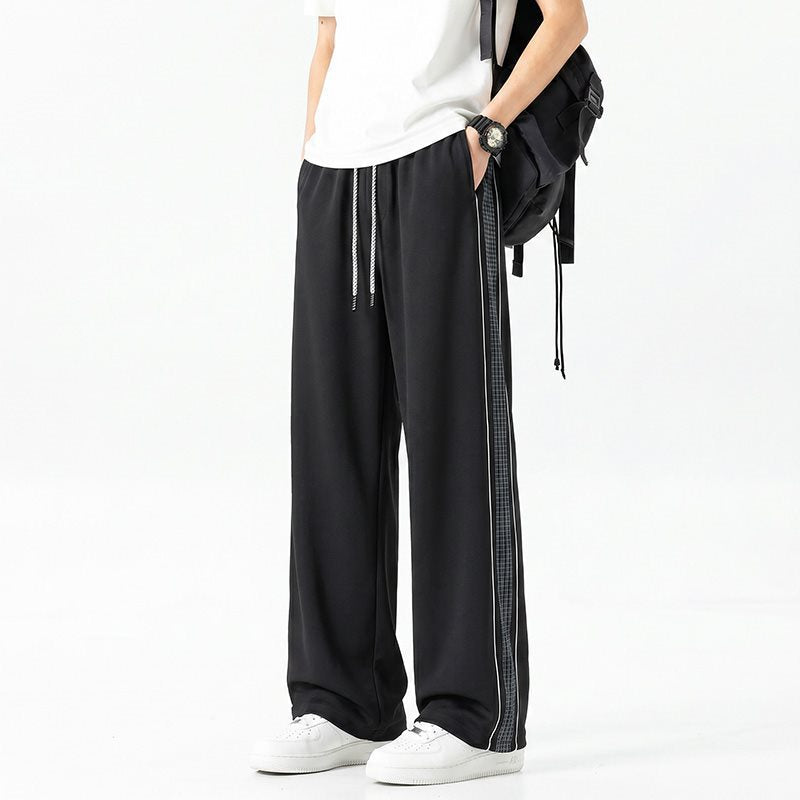 Herren Weite Trackhose im Oversize‑Schnitt mit Tunnelzug und seitlichem Karomuster‑Streifen Echoarchiv