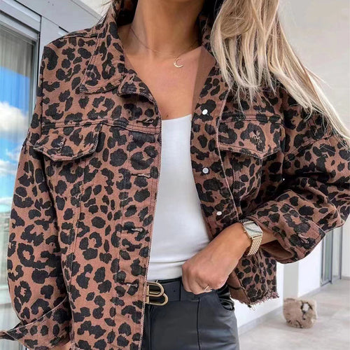 Damen nan kurze Oversize-Jeansjacke mit Leoprint, aufgesetzten Brusttaschen und rohem Saum Echo Archiv