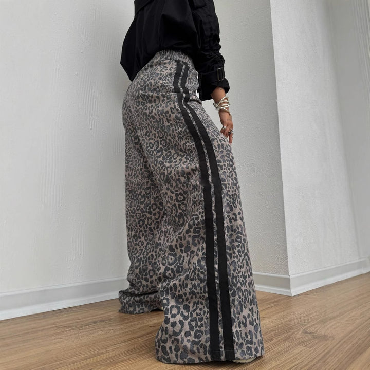 Damen weite Leoparden-Trackpants mit elastischem Bund und seitlichen Kontraststreifen – Avélisse