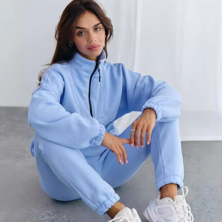Damen Athleisure-Zweiteiler aus dickem French-Terry mit hohem Stehkragen, halbem Reißverschluss und Tunnelzughose Echoarchiv