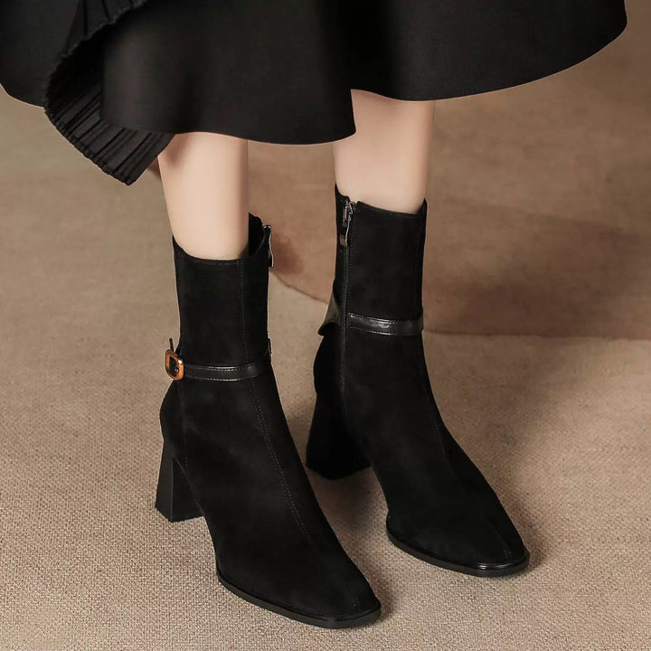 Damen elegante Veloursleder-Stiefelette mit mittlerem Blockabsatz und dekorativem Schnallenriemen – Varelle