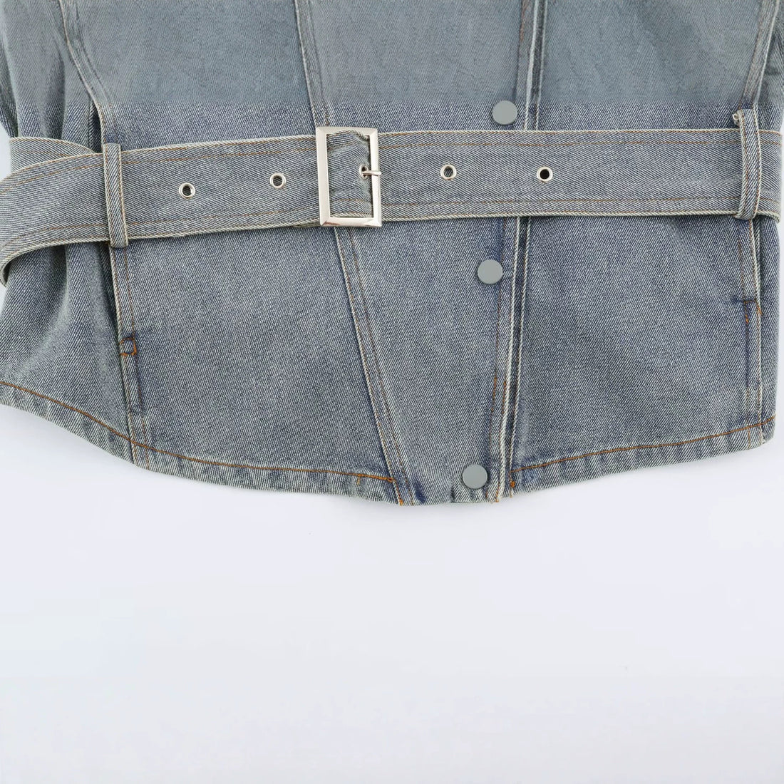 Damen Jeansjacke mit Taillengürtel und asymmetrischer Druckknopfleiste Echoarchiv