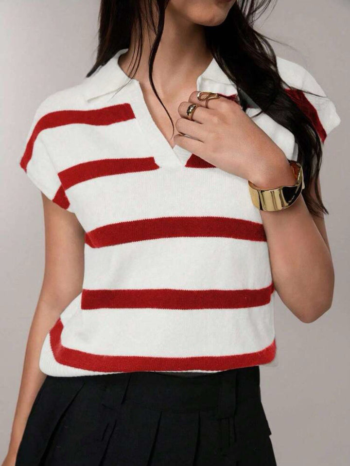 Damen Gestreiftes Kurzarm-Stricktop mit V-Kragen und überschnittener Schulter – Avérine