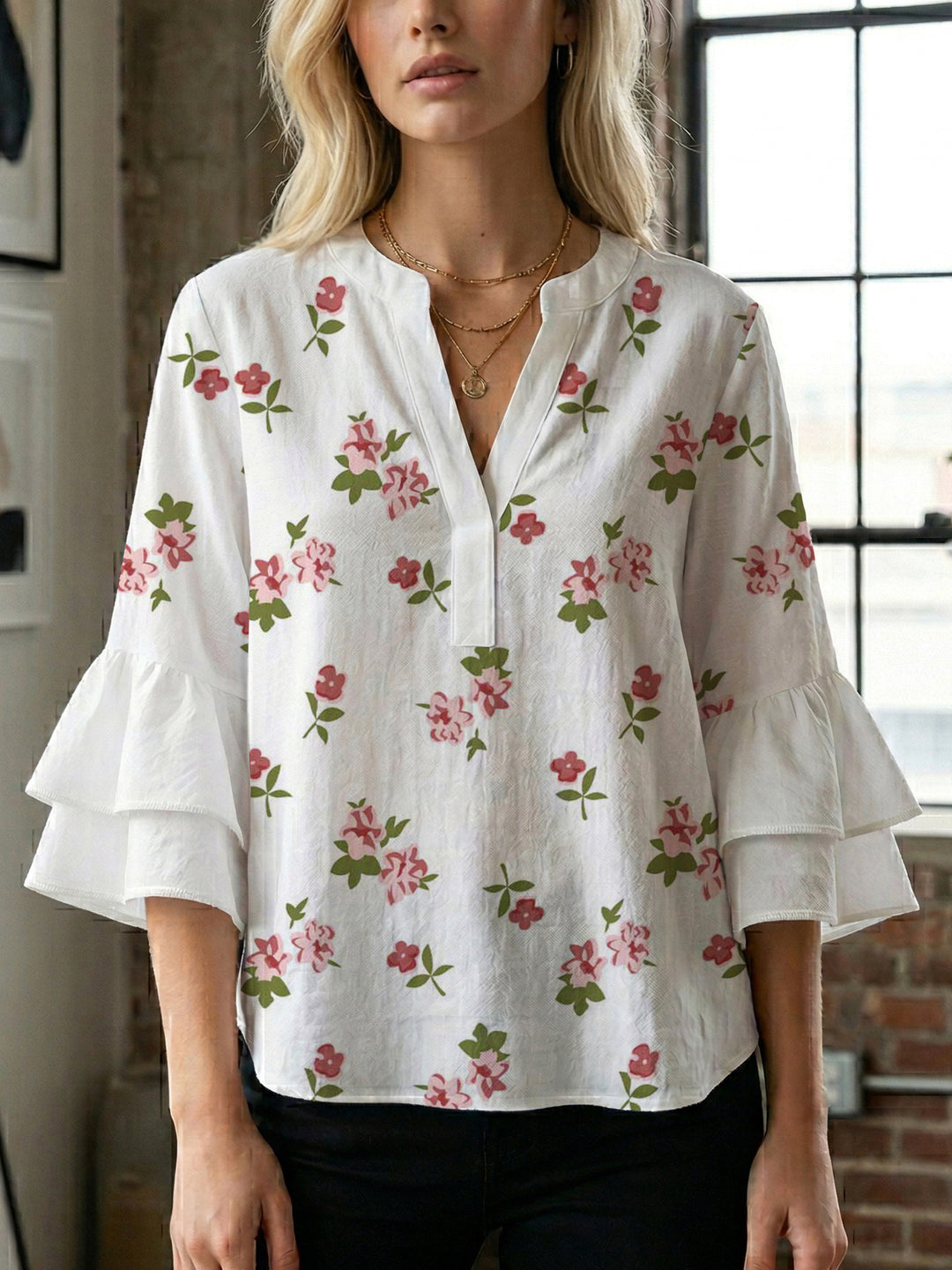 Damen Bluse mit voluminösen Rüschenärmeln und modernem Motiv Echo Archiv