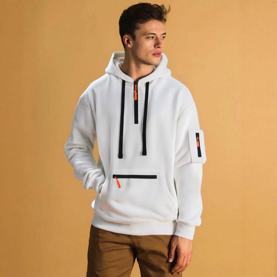 Herren modischer Kapuzenpullover mit innovativen Reißverschlusselementen Echoarchiv