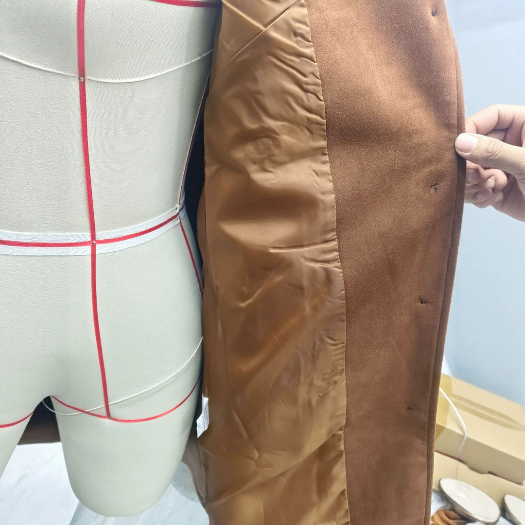 Damen langer Veloursimitat-Mantel mit klassischem Revers, markanter Knopfleiste und schrägen Eingrifftaschen – Montévia