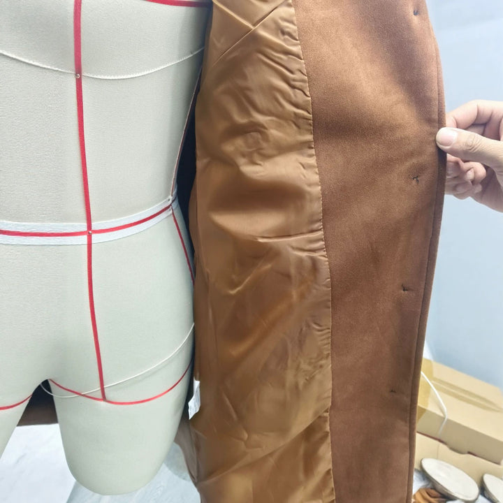 Damen langer Veloursimitat-Mantel mit klassischem Revers, markanter Knopfleiste und schrägen Eingrifftaschen – Montévia