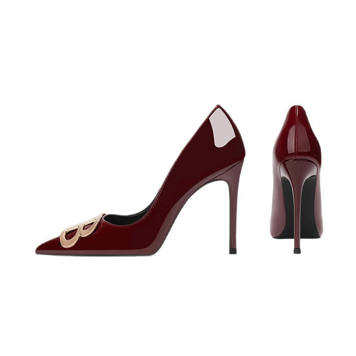 Damen Elegante Lack‑Pumps mit spitzer Zehenpartie, Cut‑Out Ferse und Schmuck‑Schnalle – Lioré