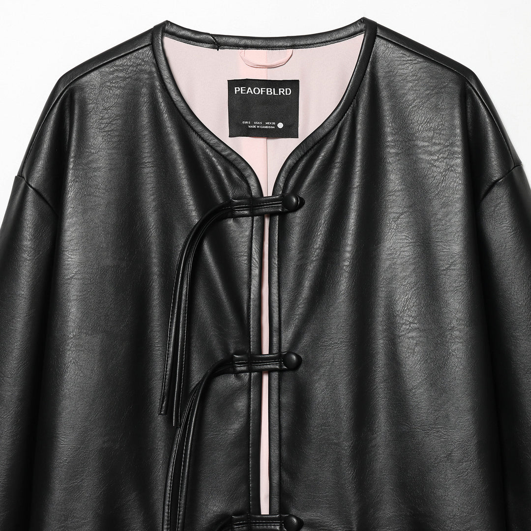 Damen oversized Kunstleder-Capejacke mit chinesischen Knotenverschlüssen und aufgesetzten Taschen – Célinea