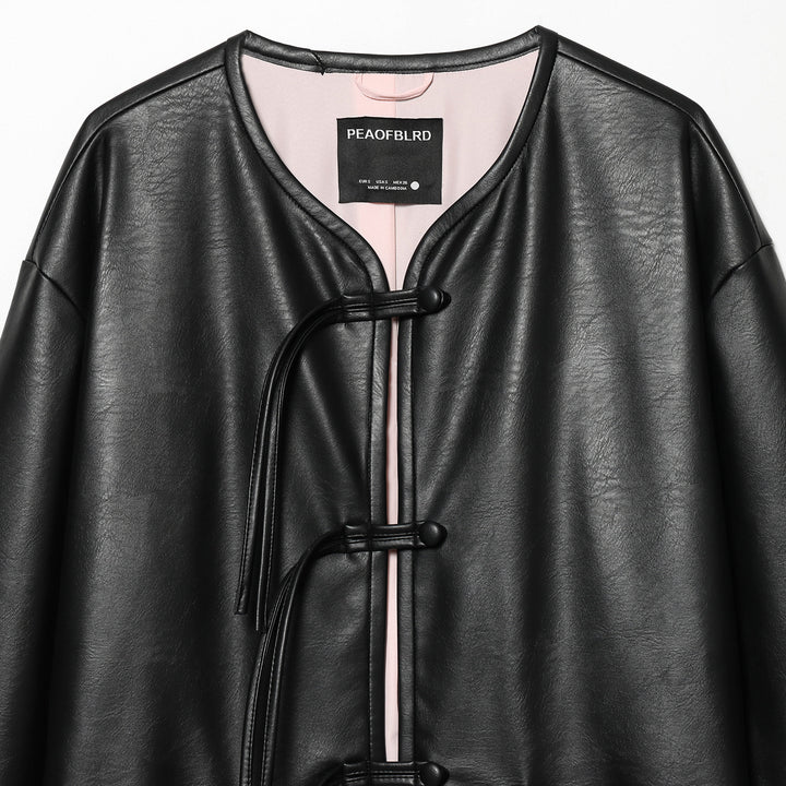 Damen oversized Kunstleder-Capejacke mit chinesischen Knotenverschlüssen und aufgesetzten Taschen – Célinea