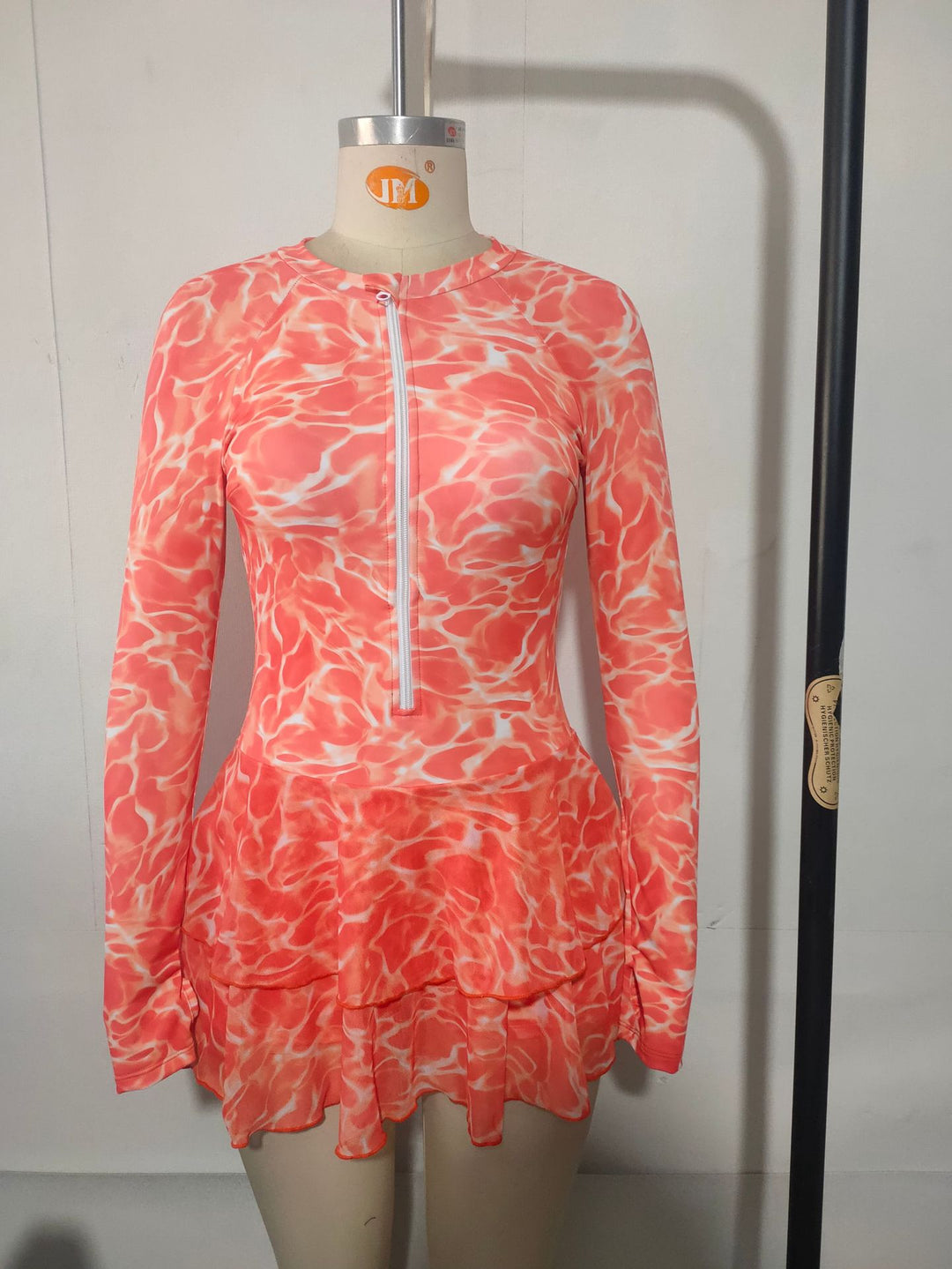 Damen Sportlicher Einteiler mit elegantem Reißverschluss und fließendem Rock Echo Archiv