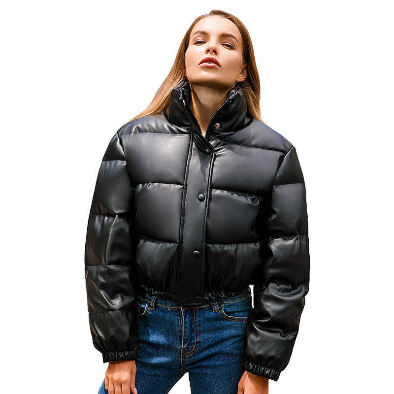 Damen nan kurze taillierte Steppjacke aus veganem Leder mit hohem Stehkragen und elastischem Saum Echo Archiv