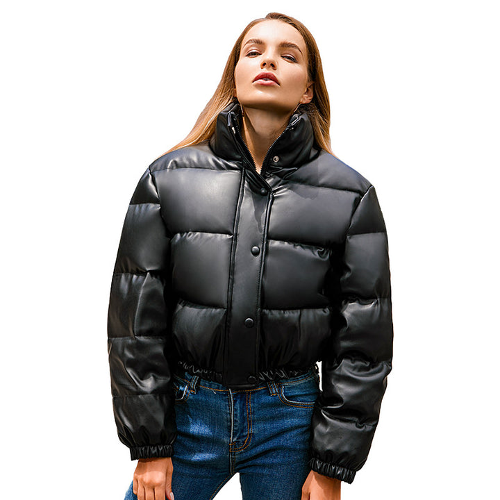 Damen nan kurze taillierte Steppjacke aus veganem Leder mit hohem Stehkragen und elastischem Saum Echo Archiv