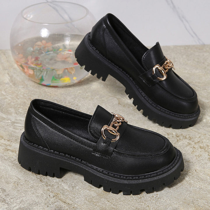 Damen nan robuste Loafer mit profilierter Traktorsohle und dekorativer Metallketten-Applikation Echo Archiv