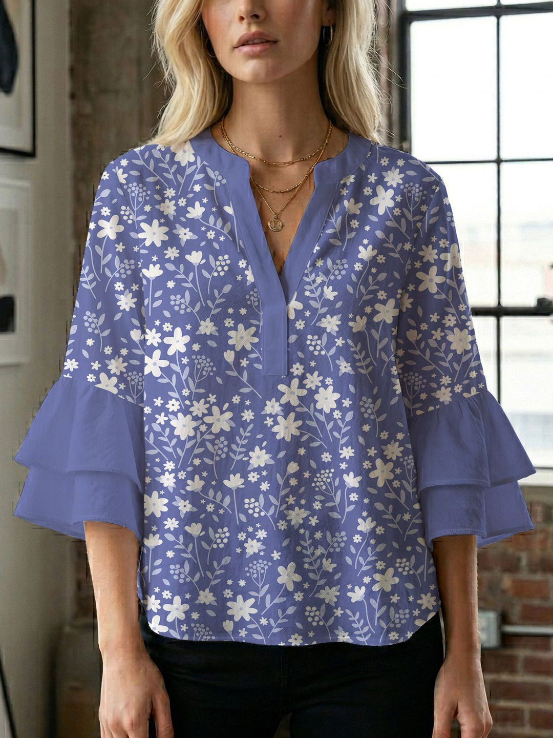 Damen Blusenshirt mit voluminösen Ärmeln und kreativem Druckdesign Echo Archiv