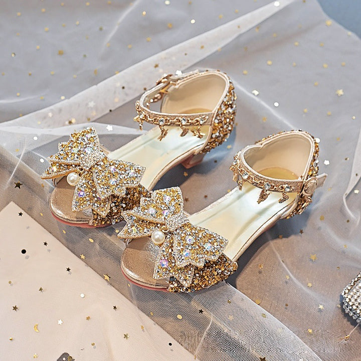 Mädchen Elegante und funkelnde Sandalen mit großen Schleifen Echo Archiv