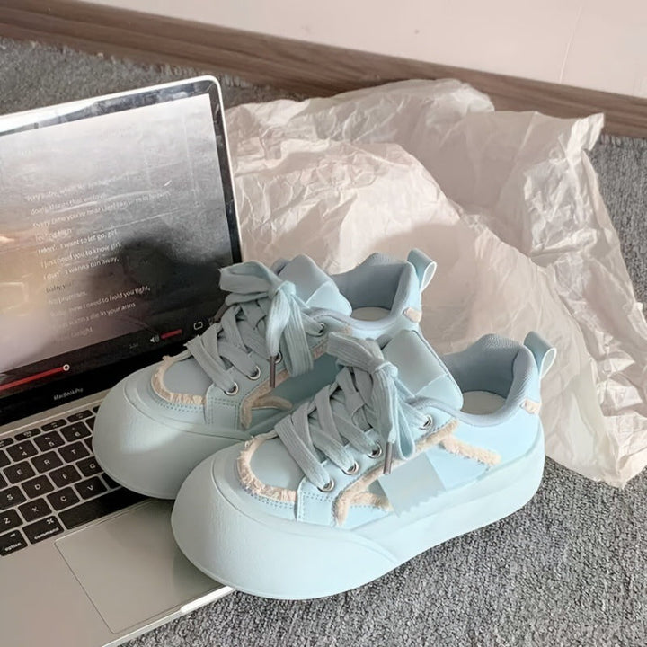 Damen Komfortable Sneakers mit voluminöser Sohle und verspielten Schnürdetails Echo Archiv