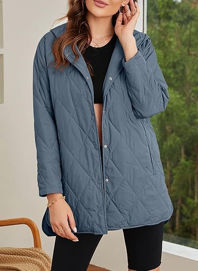 Damen gesteppte Kapuzenjacke mit Oversize-Schnitt, Druckknopfverschluss und Seitenschlitzen Echo Archiv