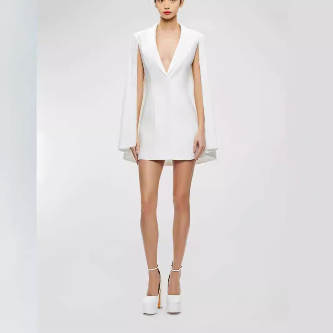 Damen Kurzes Cape-Minikleid mit tiefem V‑Ausschnitt und offenem Arm‑Cape Echoarchiv