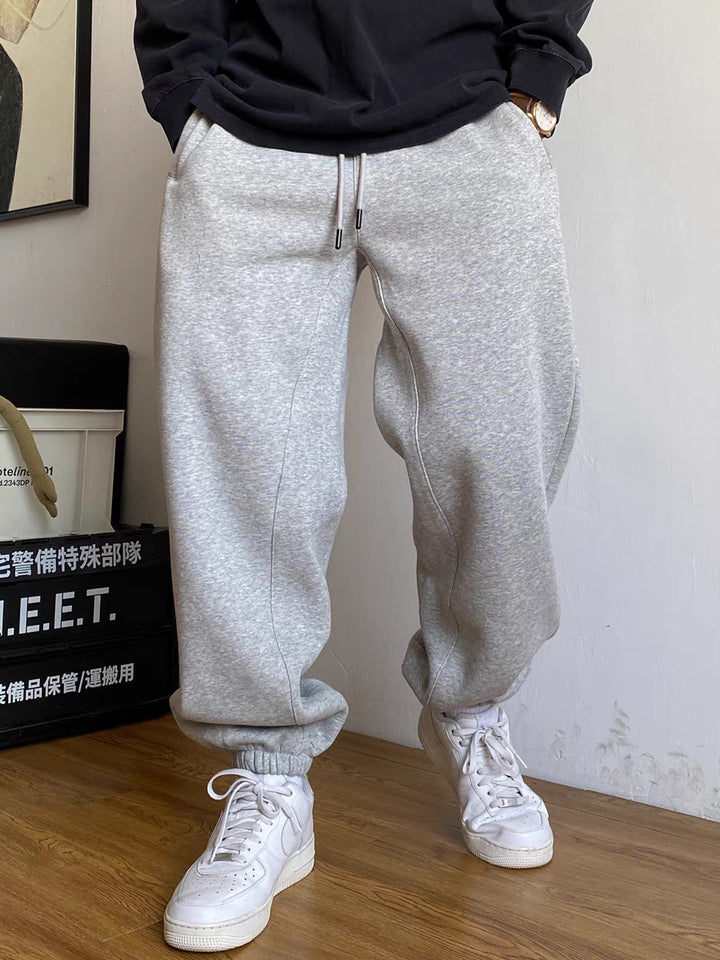 Herren tapered Jogginghose mit markanter Schrittnaht Kordelzug und elastischen Knöchelbündchen – Sorevano