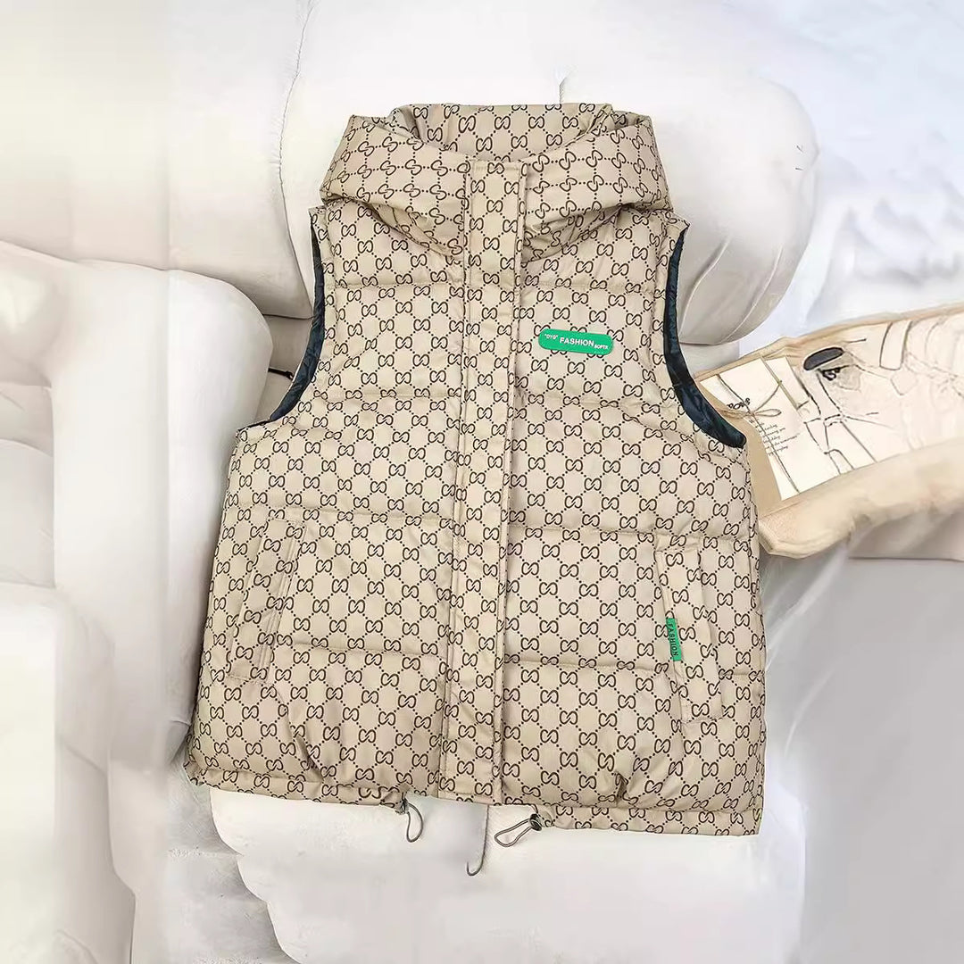 Damen gesteppte Kapuzenweste mit Allover‑Logoprint, wattierter Isolierung, verstellbarem Saum und verdeckten Reißverschlusstaschen – Avérine