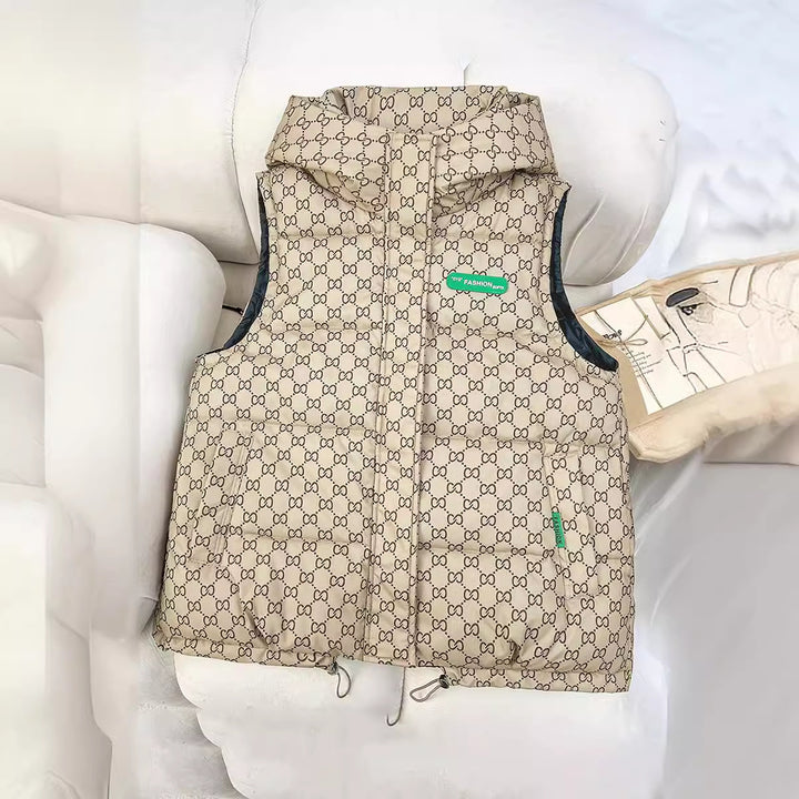 Damen gesteppte Kapuzenweste mit Allover‑Logoprint, wattierter Isolierung, verstellbarem Saum und verdeckten Reißverschlusstaschen – Avérine