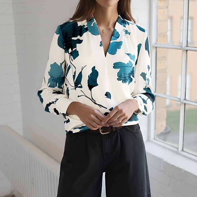 Damen Watercolor-Bluse mit V-Ausschnitt, Plissée-Schulter und legerer Wickeloptik Echoarchiv