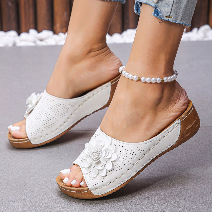Damen Gepolsterte Peeptoe-Mule mit Blumenapplikation und ergonomischer Keilsohle Echo Archiv