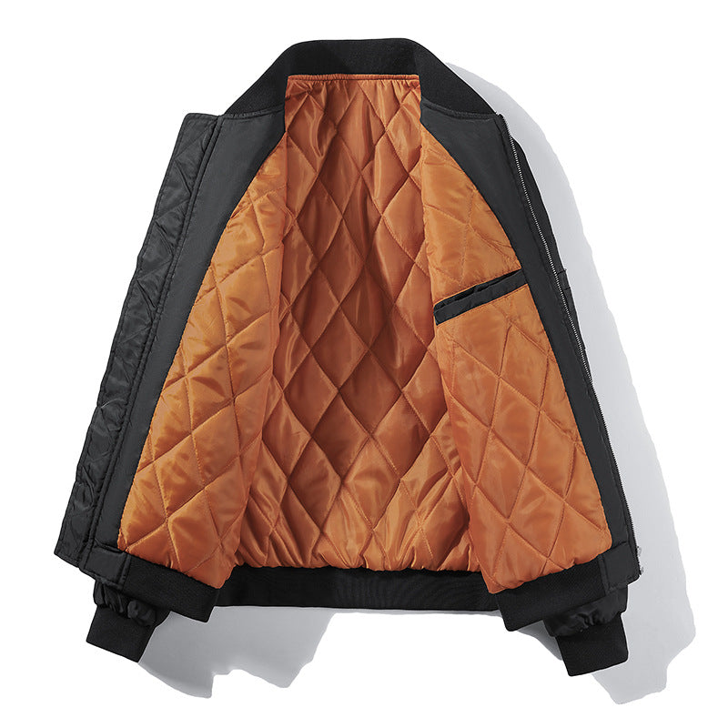 Herren Bomberjacke im Fliegerlook mit kontrastierender Innenfütterung, Ärmel‑Utilitytasche und elastischen Rippbündchen Echoarchiv