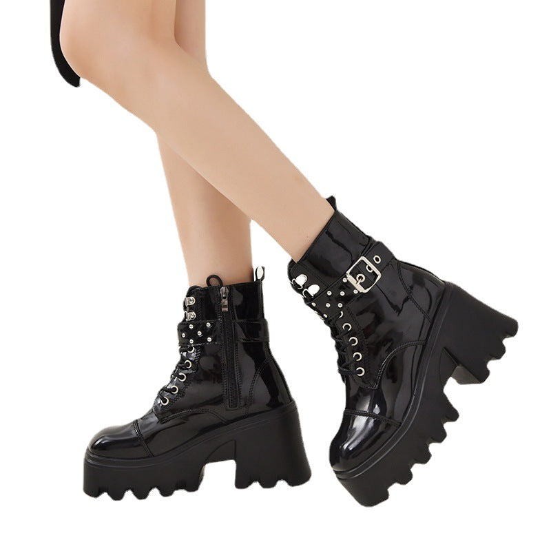 Damen Plateau-Combat-Boots mit Nieten- und Schnallenriemen, hochgeschnittener Schnürung und profilierter Wellenlaufsohle Echo Archiv