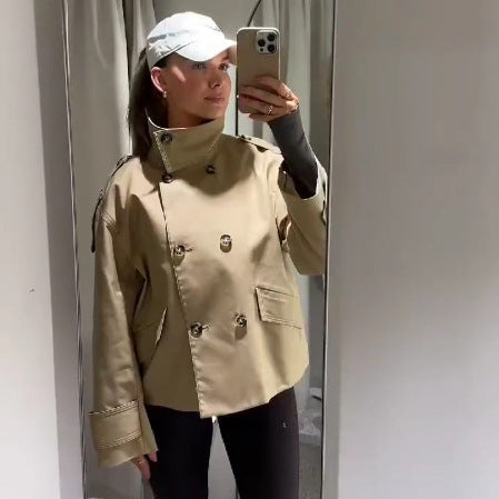 Damen kurzes doppelreihiges Trenchjacke im Boxy-Cut mit Schulterklappen, Pattentaschen und verstellbaren Manschetten – Célinea