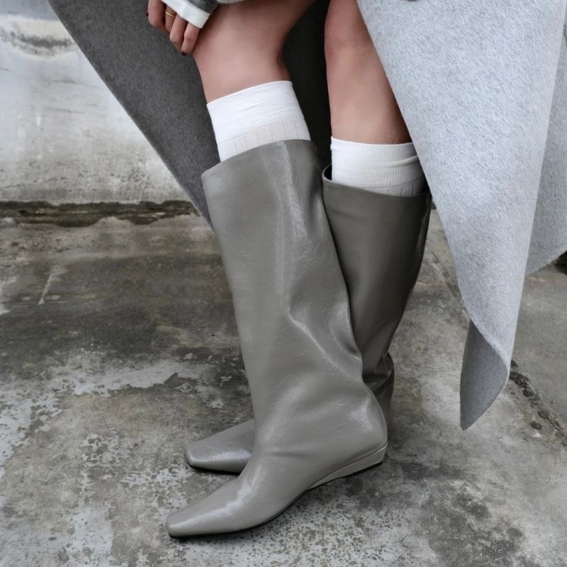 Damen Weiche kniehohe Slouch-Boots mit spitzer Zehenform und ergonomischer Flachsohle – Lioré