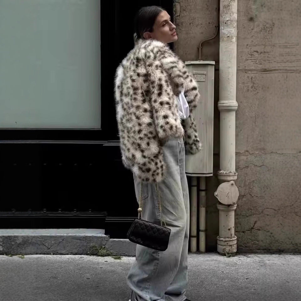 Damen Kurzjacke aus Kunstpelz im Dalmatiner‑Look mit kastiger Silhouette und weitem Schalkragen Echo Archiv