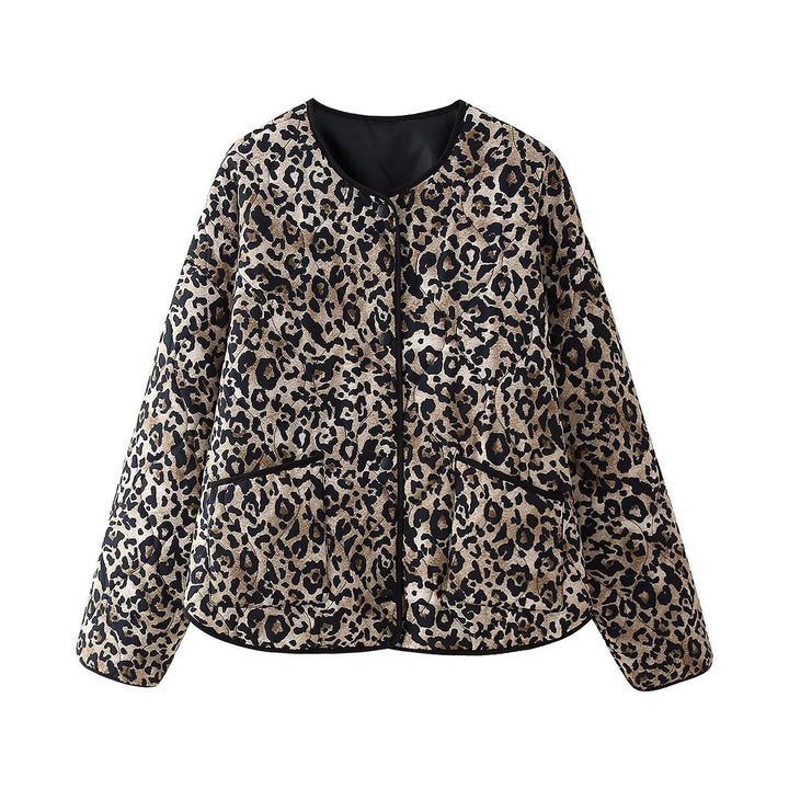 Damen gesteppte Leo-Print Steppjacke mit Rundhalsausschnitt, Druckknopfverschluss und aufgesetzten Taschen – Célinea
