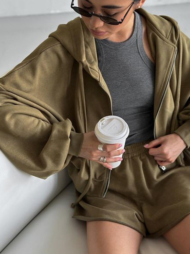 Damen oversized Cropped-Zip-Hoodie mit voluminösen Ballonärmeln und elastischer High‑Waist Loungeboxer-Shorts – Auréline