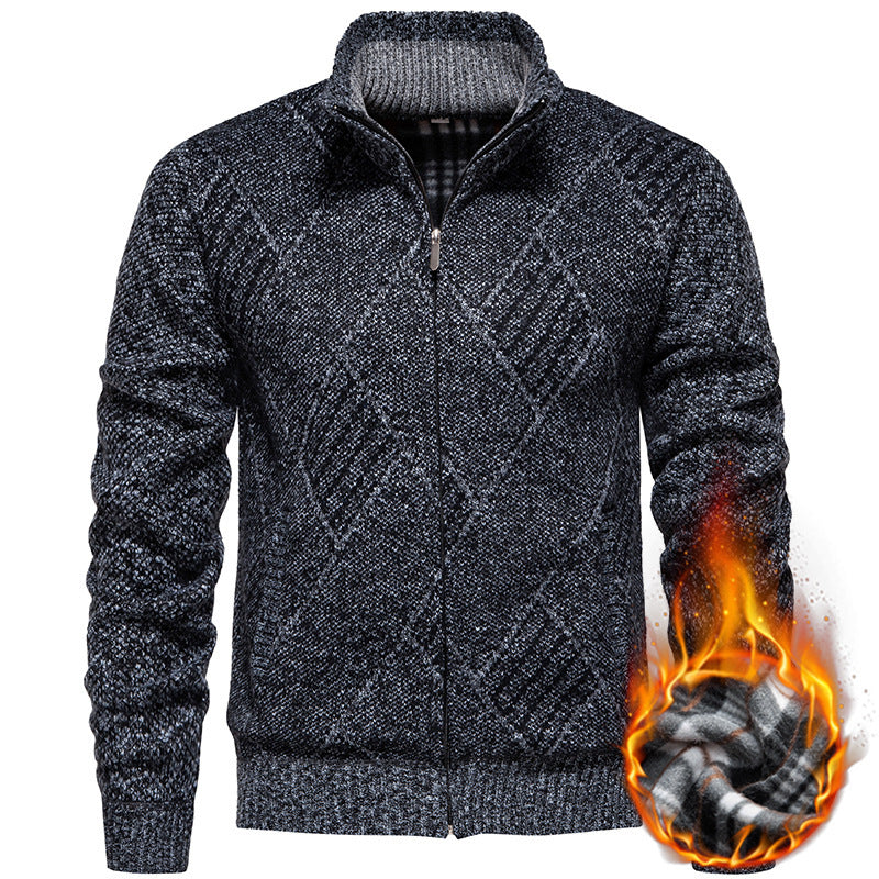 Herren Strickjacke mit modernem Zopfmuster und hohem Kragen Echoarchiv