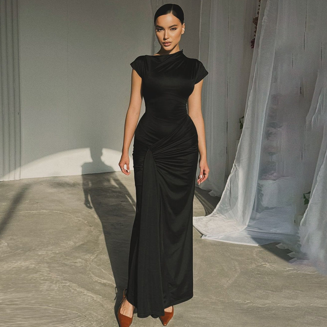 Damen Elegantes Maxikleid mit Drapierung und asymmetrischem Saum – Valéora