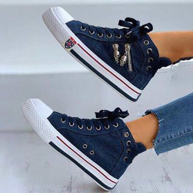 Damen High-Top Sneaker aus Jeansstoff mit seitlichem Metall-Reißverschluss und Totenkopf-Charms – Névara