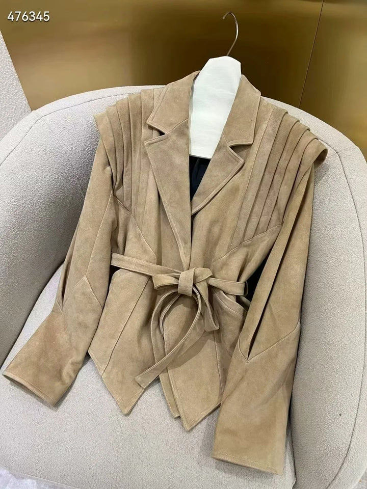 Damen taillierter Veloursleder-Blazer mit plissierten Schulterdetails und Bindegürtel – Valéne