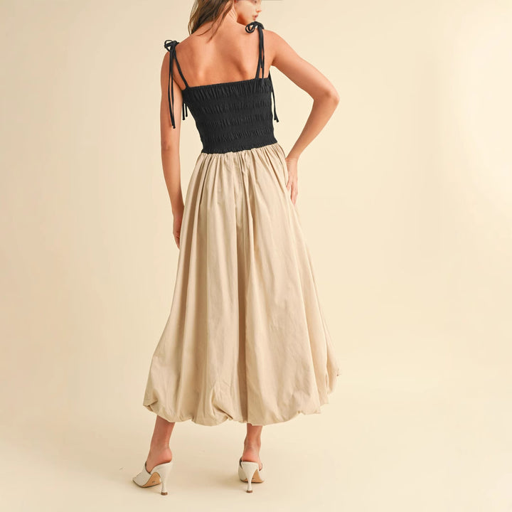 Damen Midikleid mit Smok‑Büste, Bindeträgern und ballonigem Volantrock – Avérine