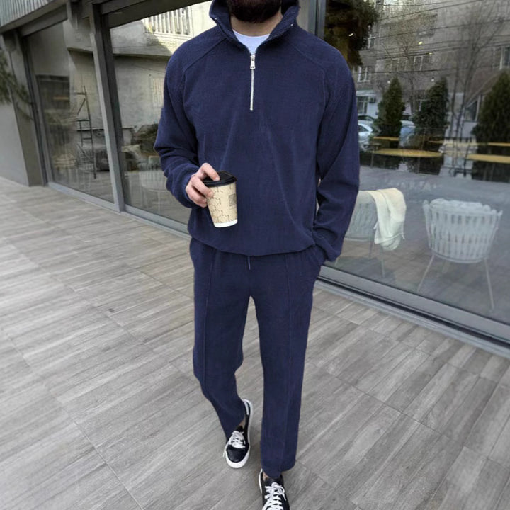 Herren sportliches Fleece-Outfit mit halbem Reißverschluss Echoarchiv