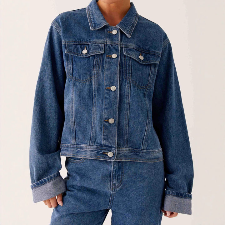 Damen trendige Denimjacke im lässigen Schnitt mit aufgesetzten Taschen und Knopfdetails Echo Archiv