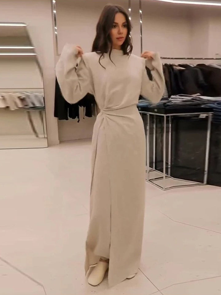 Damen Maxikleid mit taillierter Silhouette, ausgestelltem Rock und markanten Schultern Echoarchiv