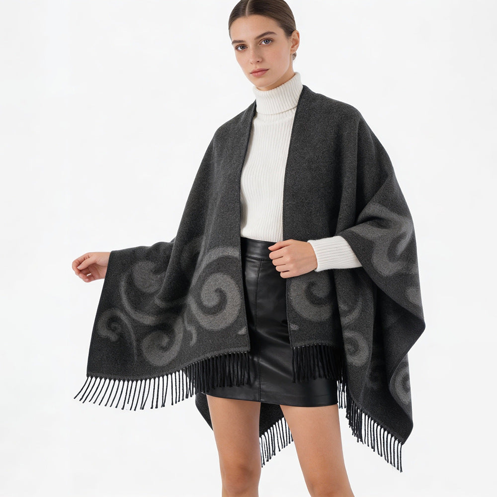 Damen Wollmix-Poncho mit Jacquard‑Wirbelmuster, V-Ausschnitt und Fransen – Avérine